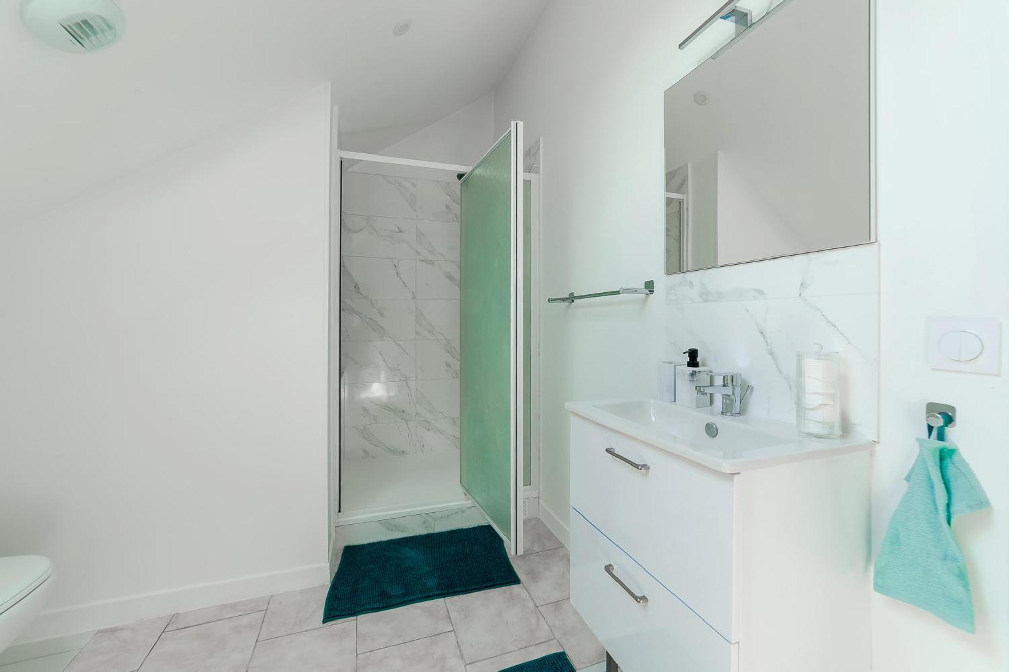 Cosy Modern Apartment - 1 Minute Walk From Train Station Крей Екстериор снимка